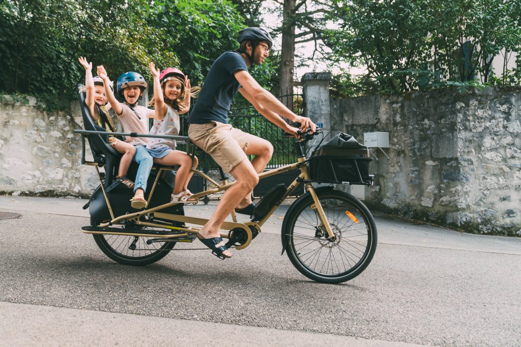 vélo longtail avec 3 enfants derrière